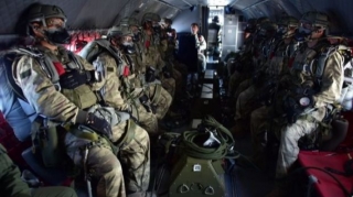 Türkiyə xüsusi təyinatlılarının gecə paraşütlə tullanma görüntüləri - VİDEO 