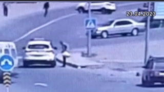 Yol polisi əməkdaşı bir ayağı olmayan əlilə bunu etdi  - VİDEO