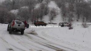 Türkiyəli idmançılar Azərbaycan bayrağı ilə bəzədilmiş maşınlarla Ermənistan sərhədində 
