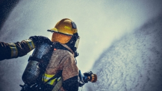 В Бинагади произошел пожар в пятиэтажном здании, есть пострадавший