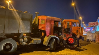 Bakıda 2 “KamAZ” toqqüuşdu, yolda tıxac yarandı   - FOTO