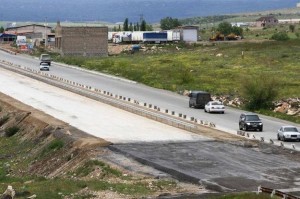 Yol tikintisi şirkətlərinin fəhlələri yolu bağlayıblar