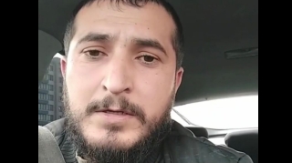 Ayağını ön oturacağa qədər uzadan  sərnişin taksi sürücüsünü qəzəbləndirdi  - VİDEO