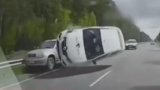 Avtomobilə çırpılan “taksi” havada “uçdu”;  hamilə qadın və sürücü yaralandı - VİDEO 