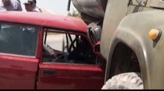 Yük avtomobili ilə minik maşını toqquşdu - Ölən var 