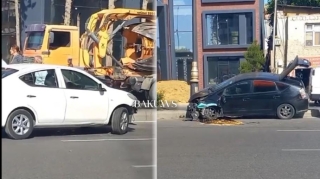 Bakıda qəza  - "Prius" işıq dirəyinə çırpıldı - VİDEO 