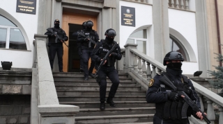 Avtomatla Xankəndiyə keçmək istədi - Gizlədilən və satılan döyüş silahları aşkarlandı - FOTO