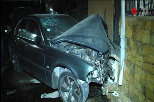 Badamdarda “BMW” evə çırpılıb