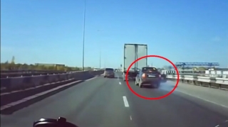 Yüksək sürətlə sağdan ötmə edən sürücü yük maşınının altına girdi  - VİDEO