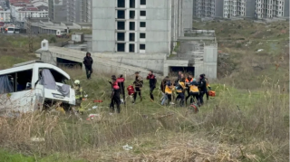İstanbulda avtobus dərəyə aşdı: Ölən var   - FOTO