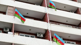 Sabah hər kəs eyvanından bayraq assın