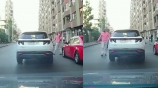 İkinci cərgədə park edib yolu kəsən sürücü  əl-qol atdı  - VİDEO