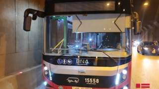 Paytaxtda ağır QƏZA  - Minik avtomobili “BakuBus”a çırpıldı – FOTO 