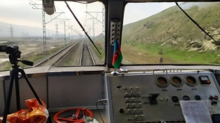 Bakıda avtomobil elektrovozla toqquşub, ölən və yaralanan var   - VİDEO