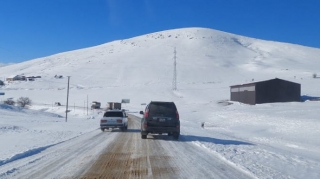 Şəmkir-Gədəbəy yolu buz bağlayıb, avtomobillərin hərəkəti dayanıb - FOTO 