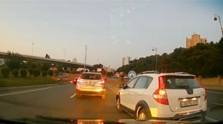 Yol xəttinə məhəl qoymayan sürücü başqasının zolağına girdi - VİDEO 