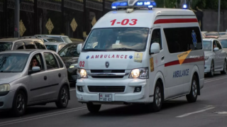 İrəvanda "Mercedes" qaldırıcı krana çırpılıb, xəsarət alanlar var 