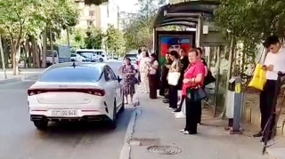 Maşını düz dayanacağın qarşısında park edib sürücü və sərnişinlərə çətinlik yaratdı    - VİDEO