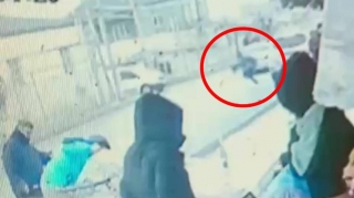 Yolu qaçaraq keçən məktəblini maşın vurdu - VİDEO - YENİLƏNİB