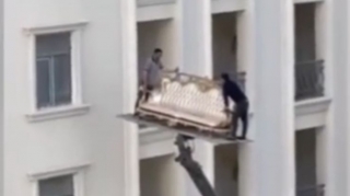 Bakıda qəribə hadisə: divanı "göyün yeddinci qatına"  qaldırdılar  - VİDEO