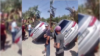 Qəzaya düşən avtomobil dibçəklərə girib iki təkər üzərində qaldı  - VİDEO