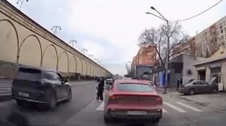 Keçiddən keçən piyadanı görə‑görə yoluna davam etdi - 99-QB-165    - VİDEO