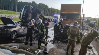 Dəhşətli qəza: Maşın "KamAZ"a çırpıldı, polis öldü 