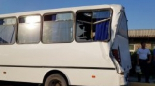 Gəncədə "KamAz" avtobusla toqquşdu - Xəsarət alan var 