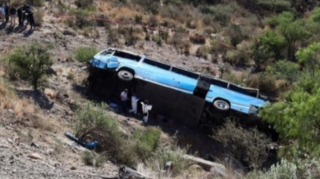 Avtobus uçuruma yuvarlandı: Altı miqrant həlak oldu 
