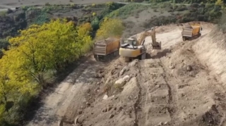 Ermənilər Qafana torpaq yol çəkdilər