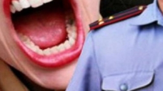 Qadın oğluna görə polisi dişlədi - FOTO 