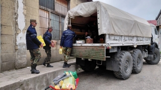 Sürüşmə nəticəsində yolu bağlanan Qonaqkəndə ərzaq aparıldı - VİDEO