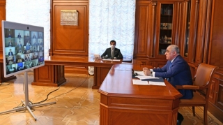 Baş nazir karantin rejimi ilə bağlı videomüşavirə keçirdi