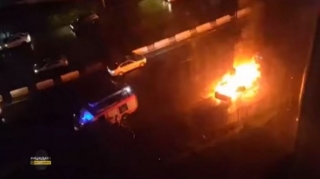 "Volkswagen" işıq dirəyinə çırpıldı: sürücü və 2 sərnişin DİRİ-DİRİ YANDI - VİDEO 