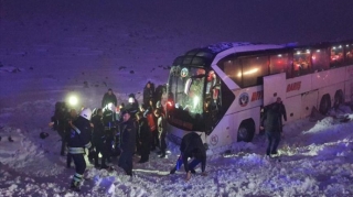 Türkiyədə sərnişin avtobusu dərəyə aşdı: 30 nəfər yaralandı 