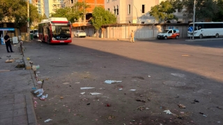 Sumqayıtda satıcılar mərkəzdəki avtobus dayanacağını bu hala salır - FOTO 