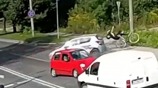 Əks yola çıxıb maşını vurdu,  velosipedçi xəsarət aldı...  - VİDEO