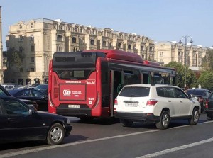 “BakuBus”un avtobusu ilə taksi toqquşub