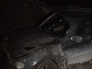 Yolu tanımayan sürücü maşını çaya aşırdı - VİDEO