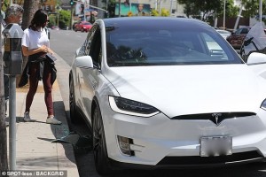 Məşhur aktrisanın “Tesla”sı soyuldu: 3 minlik çanta oğurlanıb - FOTO