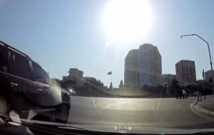 Səfirliyin maşını qaydaları belə pozur - VİDEO