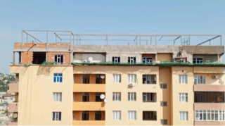 Xırdalanda 10 ildən çoxdur istifadədə olan binada indi "dam örtüyü" tikilir 