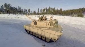 Təlim zamanı tank buzun altına düşdü