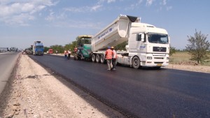 Qızmar istidə asfalt döşəyənlər - Hüquq müdafiəçisi: “Bunun bir adı var: istismar!”