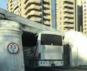 Bakıda sərnişin avtobusu körpüyə ilişib - FOTO