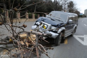 Bakıda güclü küləyin təsirindən avtomobil ağaca çırpılıb - FOTO