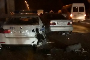 Bakıda yol polis maşınını arxadan vurub bu hala saldılar - VİDEO