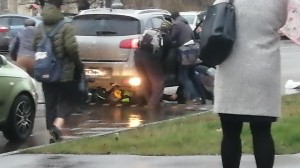 Avtomobil 9 yaşlı məktəblini vurdu: onu maşının altından güclə çıxardılar - VİDEO