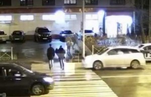 “Toyota” “zebra”da iki piyadanı vurdu: ikisi də havada “uçdu” - VİDEO