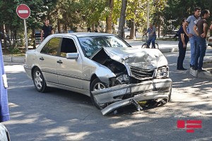 “VAZ 2106” “Mercedes”lə toqquşdu: 1 yaralı - FOTO